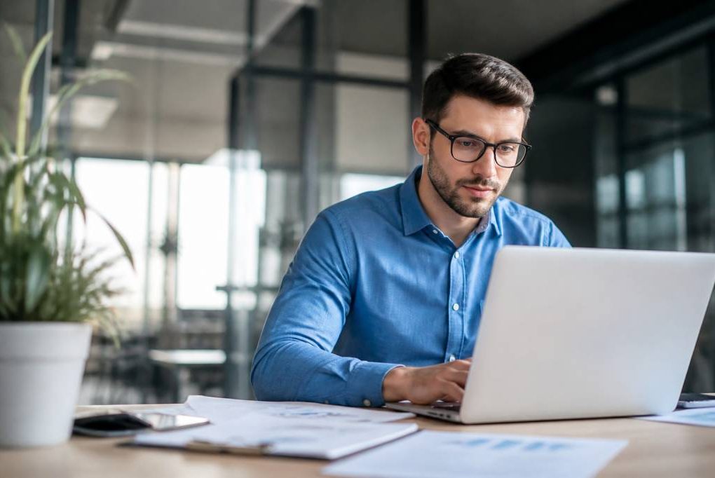 Entreprise de service : stratégies et leviers pour développer son activité en ligne