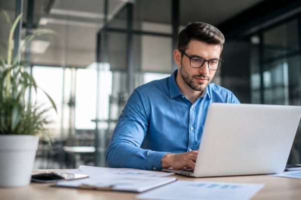 Entreprise de service : stratégies et leviers pour développer son activité en ligne